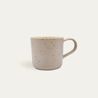 Steingut Tasse in Beige.