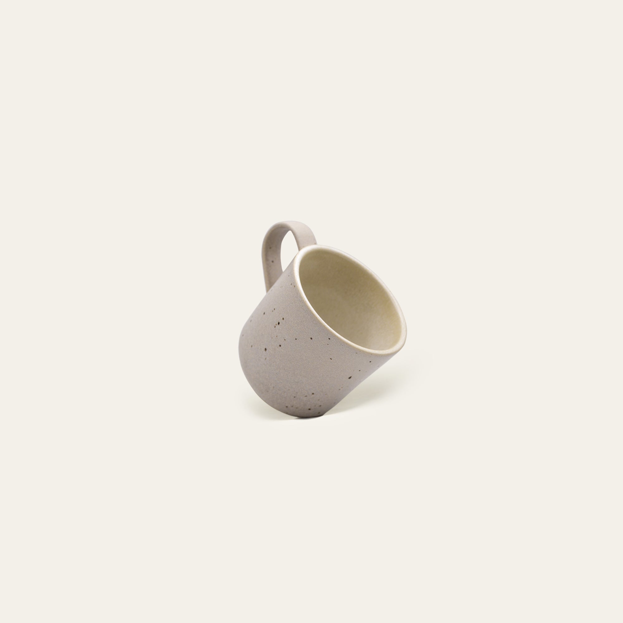 Steingut Tasse in Beige.