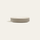 Aufeinander liegende Steingut Teller in Beige.
