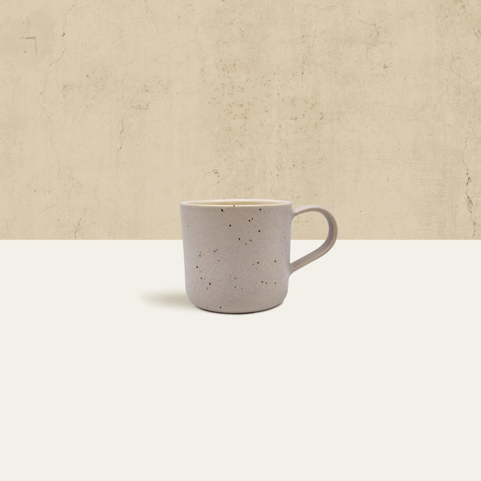 Steingut Tasse in Beige.