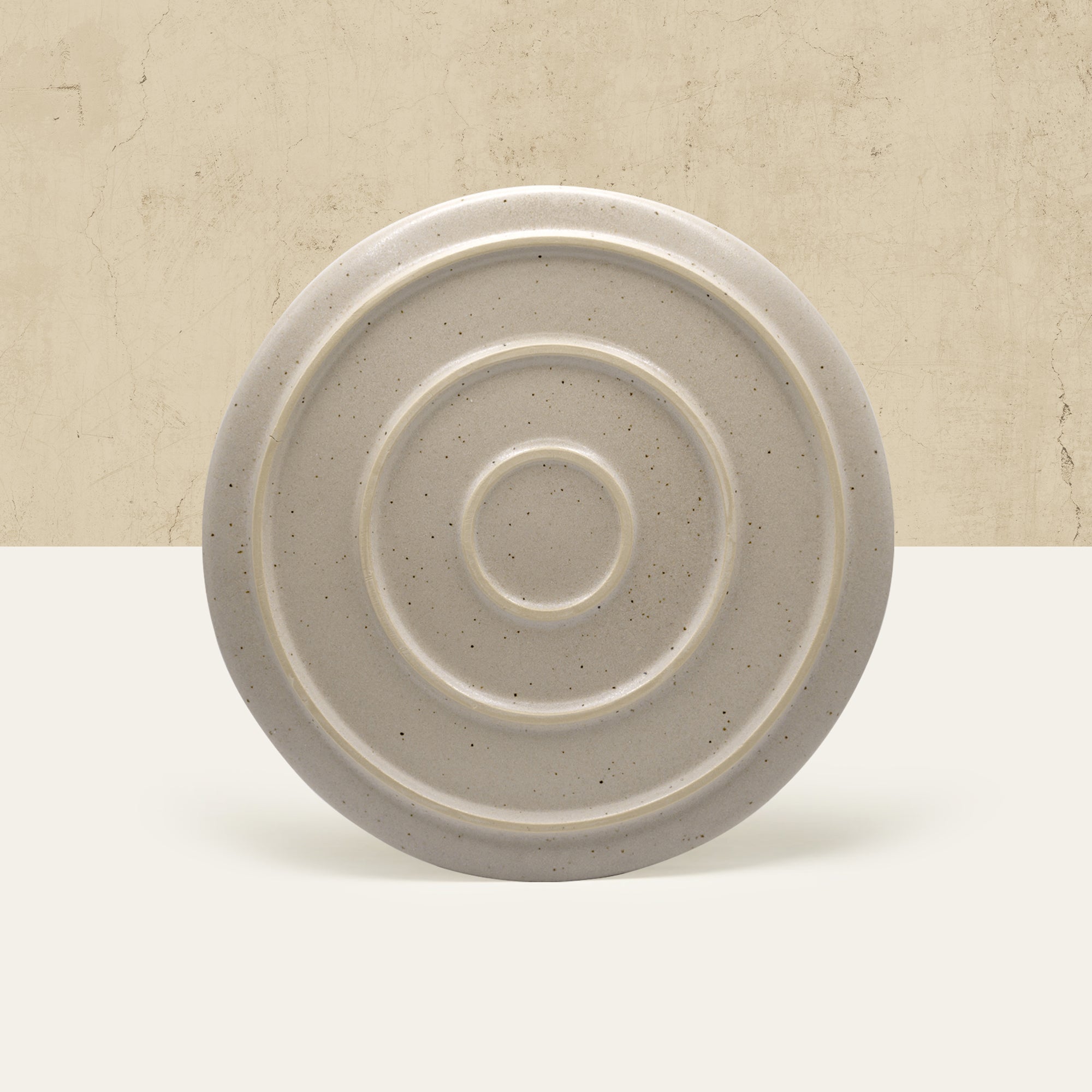 Rückseite von Steingut Teller in Beige.