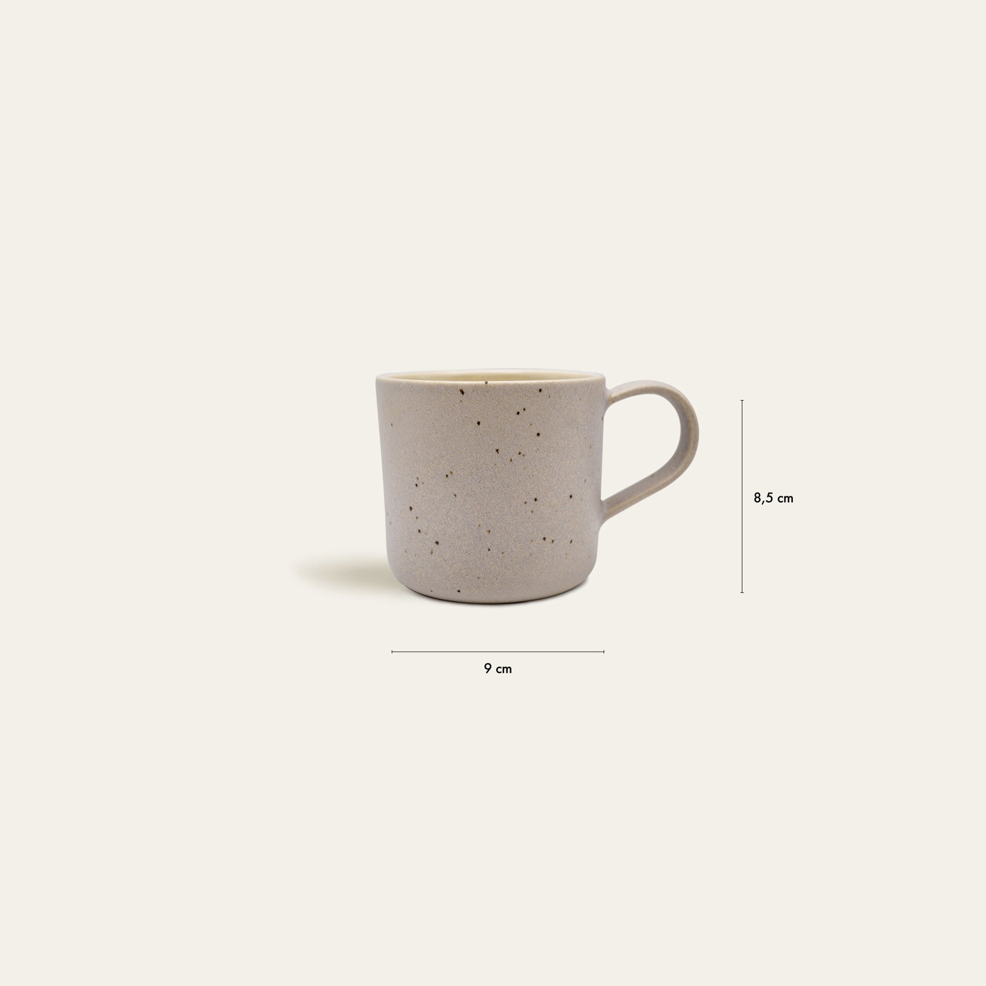 Steingut Tasse in Beige mit Größenangaben.