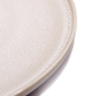 Innenseite von Steingut Teller in Beige.