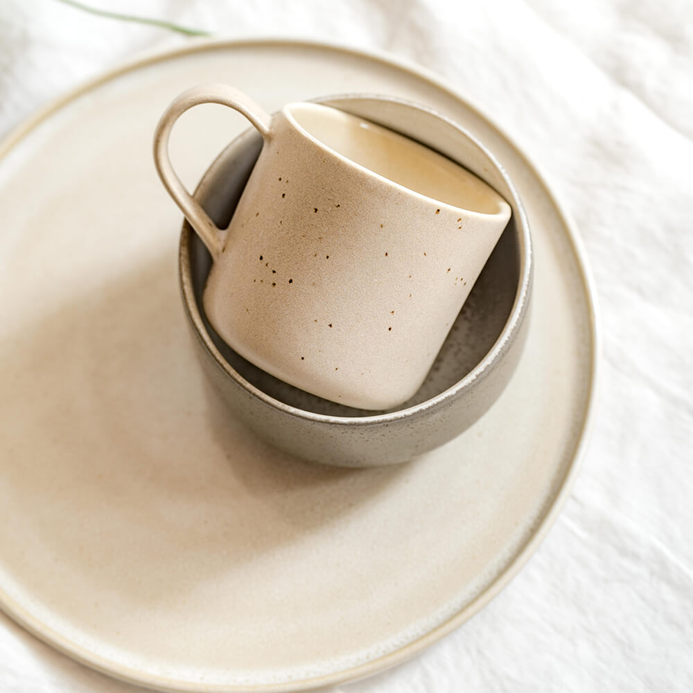 Steingut Tasse in Beige.