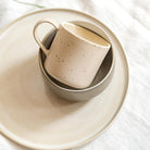 Steingut Tasse in Beige.