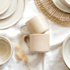 Zwei Steingut Tassen in Beige.
